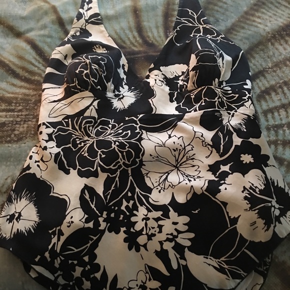 Black and white house Tops - Beautiful black and white strapless blouse Black and white house Tops - Beautiful black and white strapless blouse